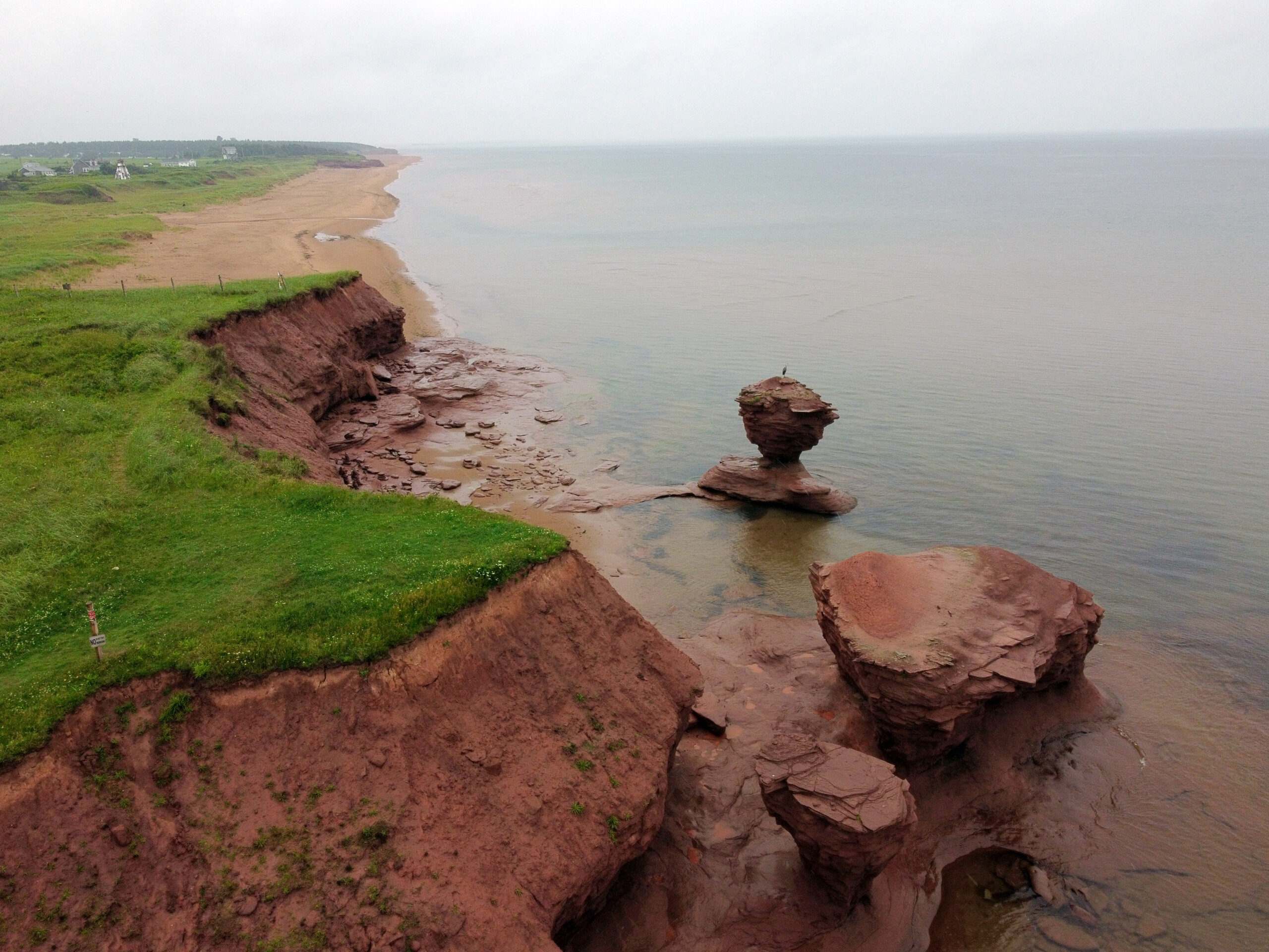 加拿大爱德华王子岛标志性景点“茶杯石”被飓风摧毁