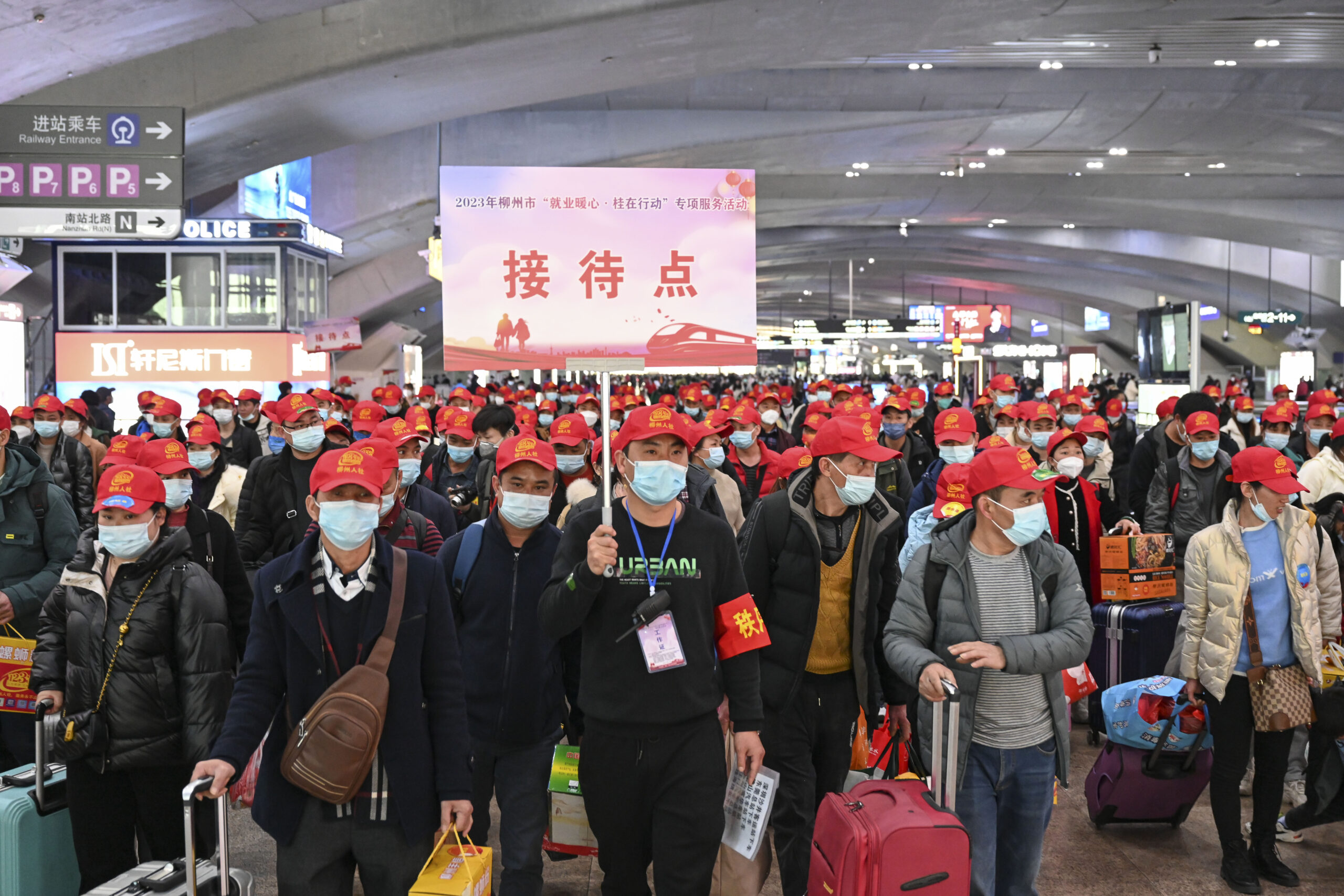 桂籍务工人员入粤返岗免费专列抵达广州