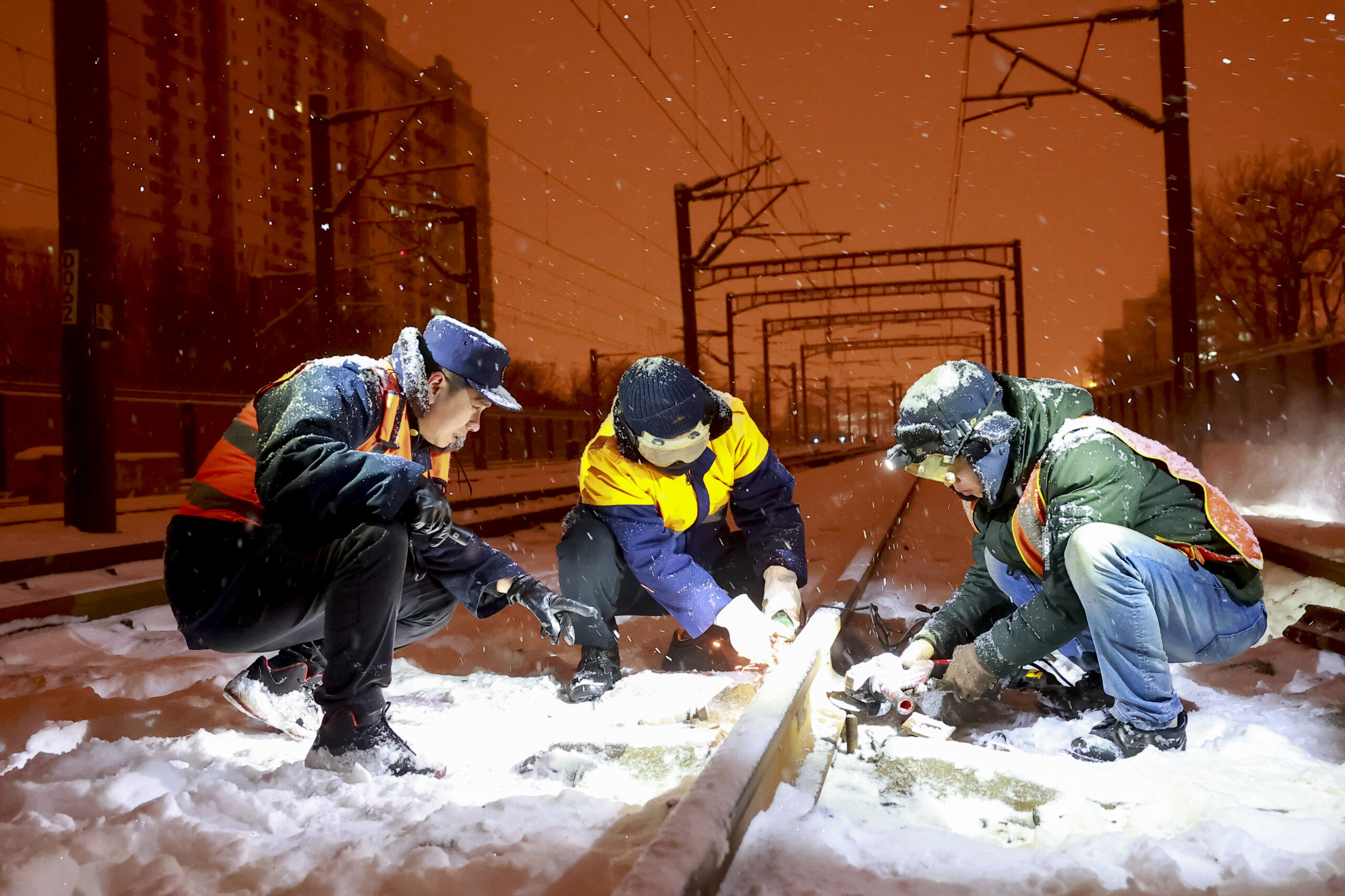 北京工务段清扫铁路道岔积雪确保行车安全