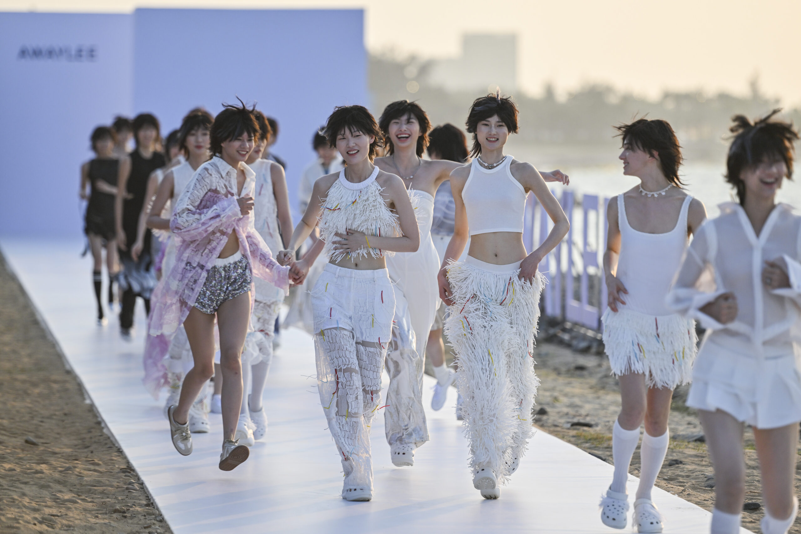 2024中国国际消费品博览会时装周上演海边大秀