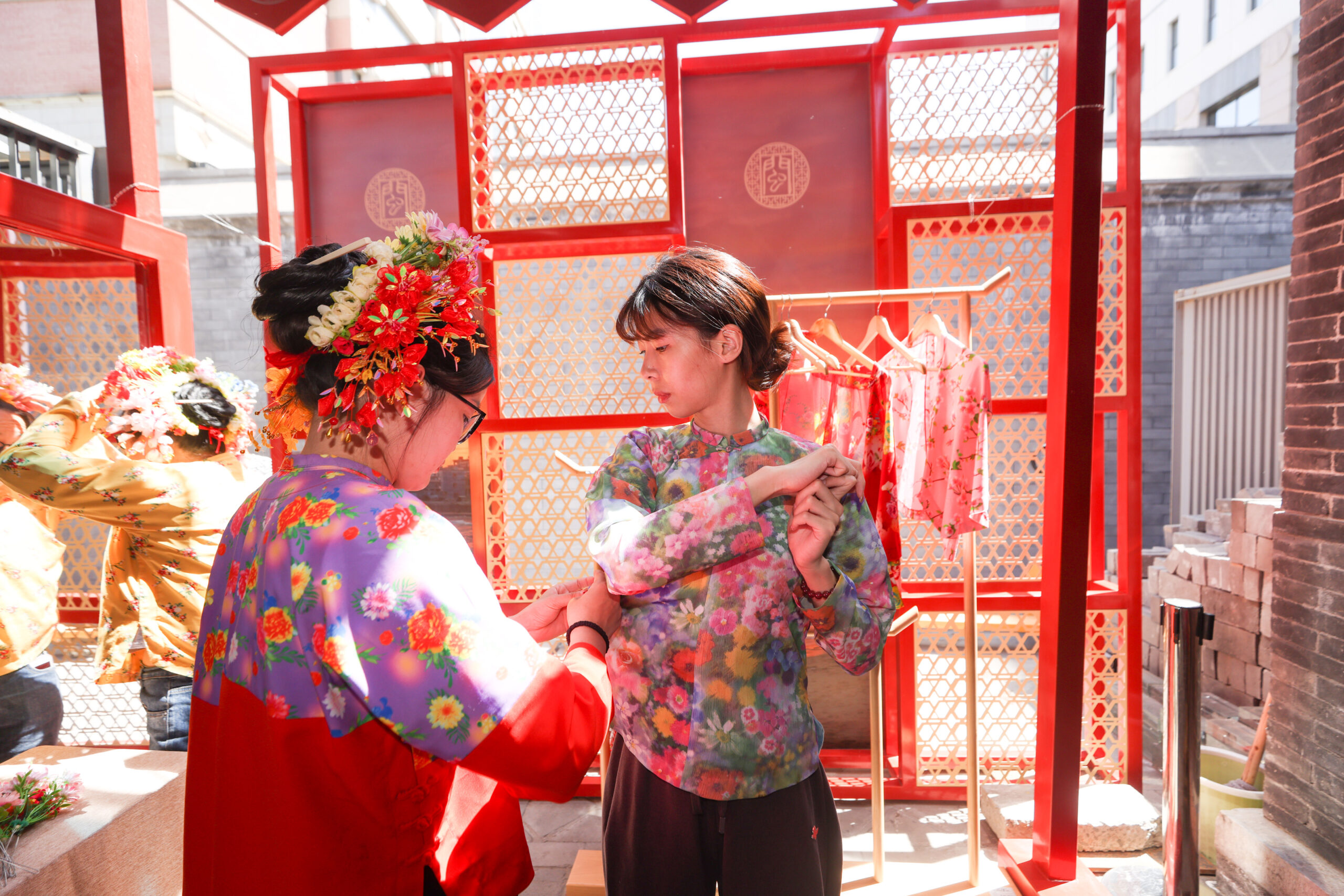 北京市民体验蟳埔女习俗文化