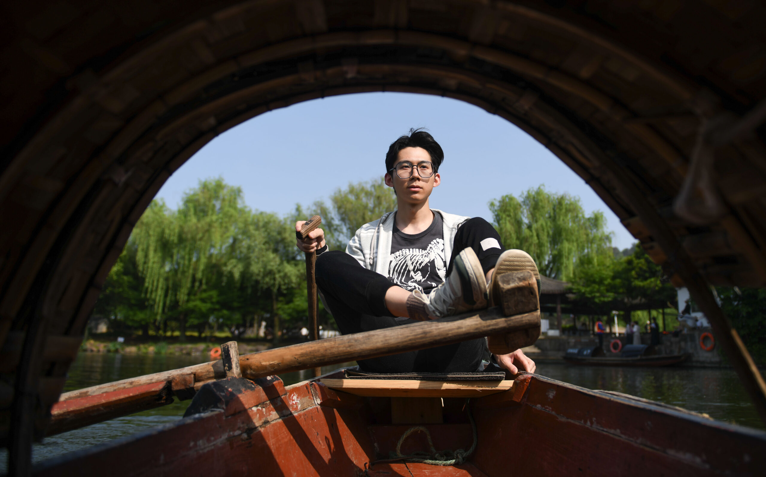 浙江绍兴：古老乌篷船吸引年轻新船工