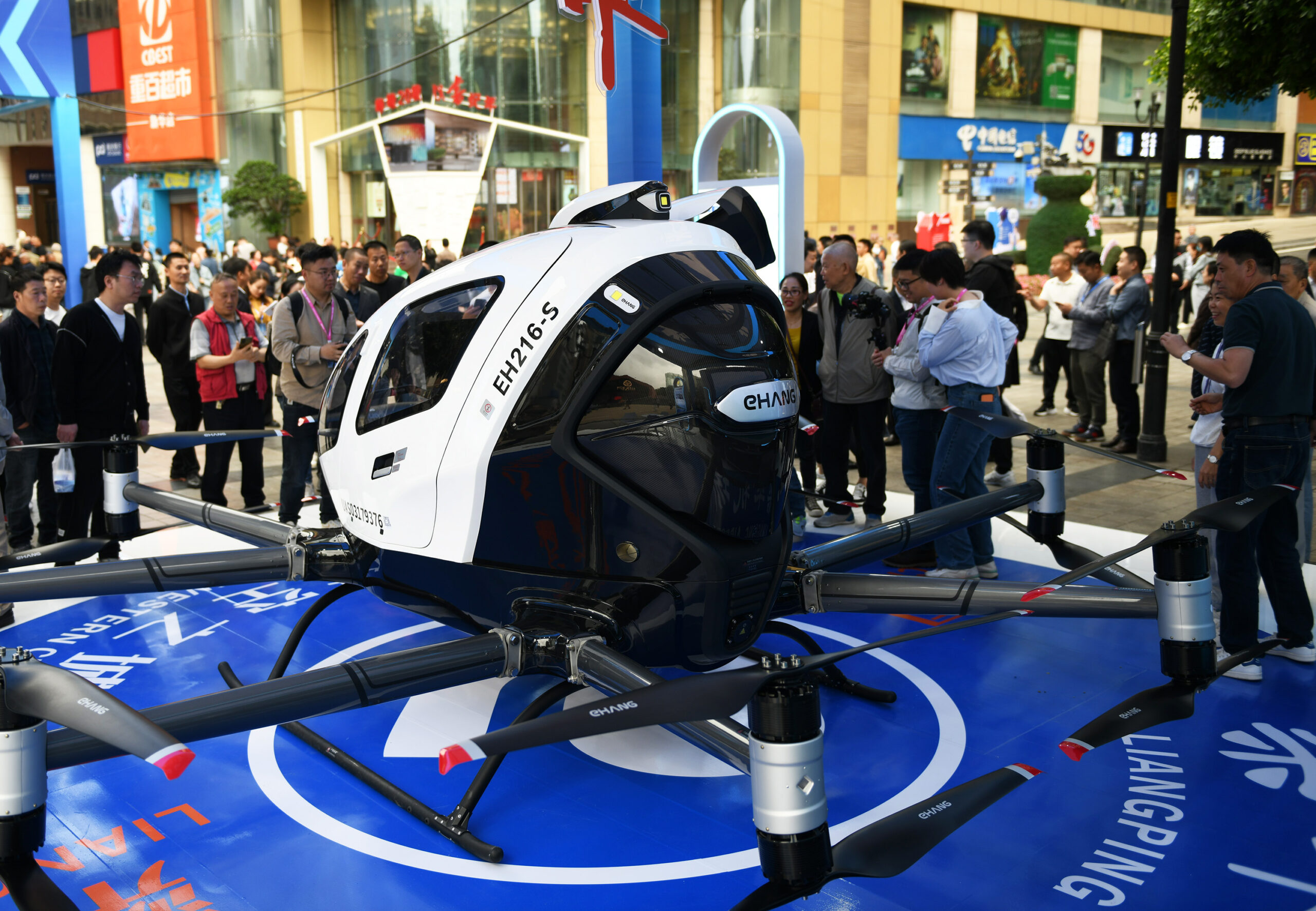 无人驾驶载人航空器亮相重庆吸引市民打卡