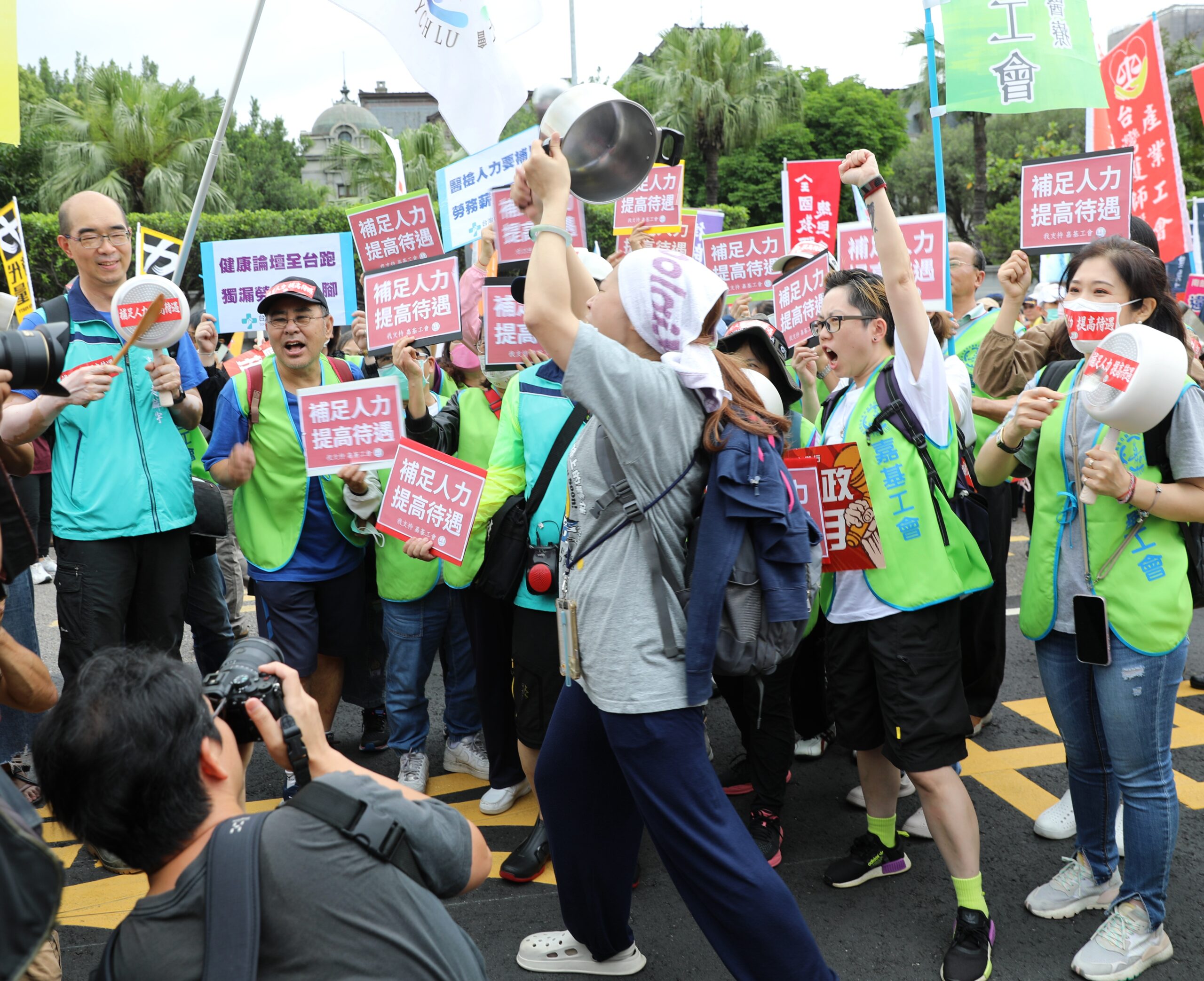 台湾劳工团体举行年度游行 要求当局改善劳动环境