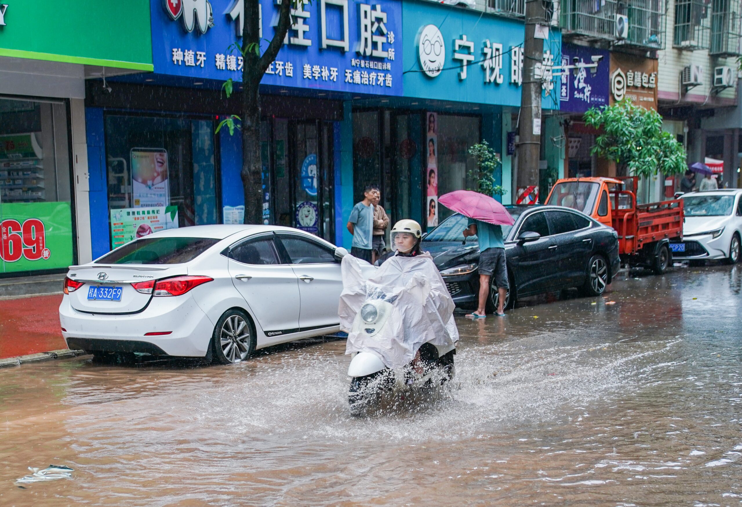 南宁遭遇强降雨天气 城区部分路段出现积水