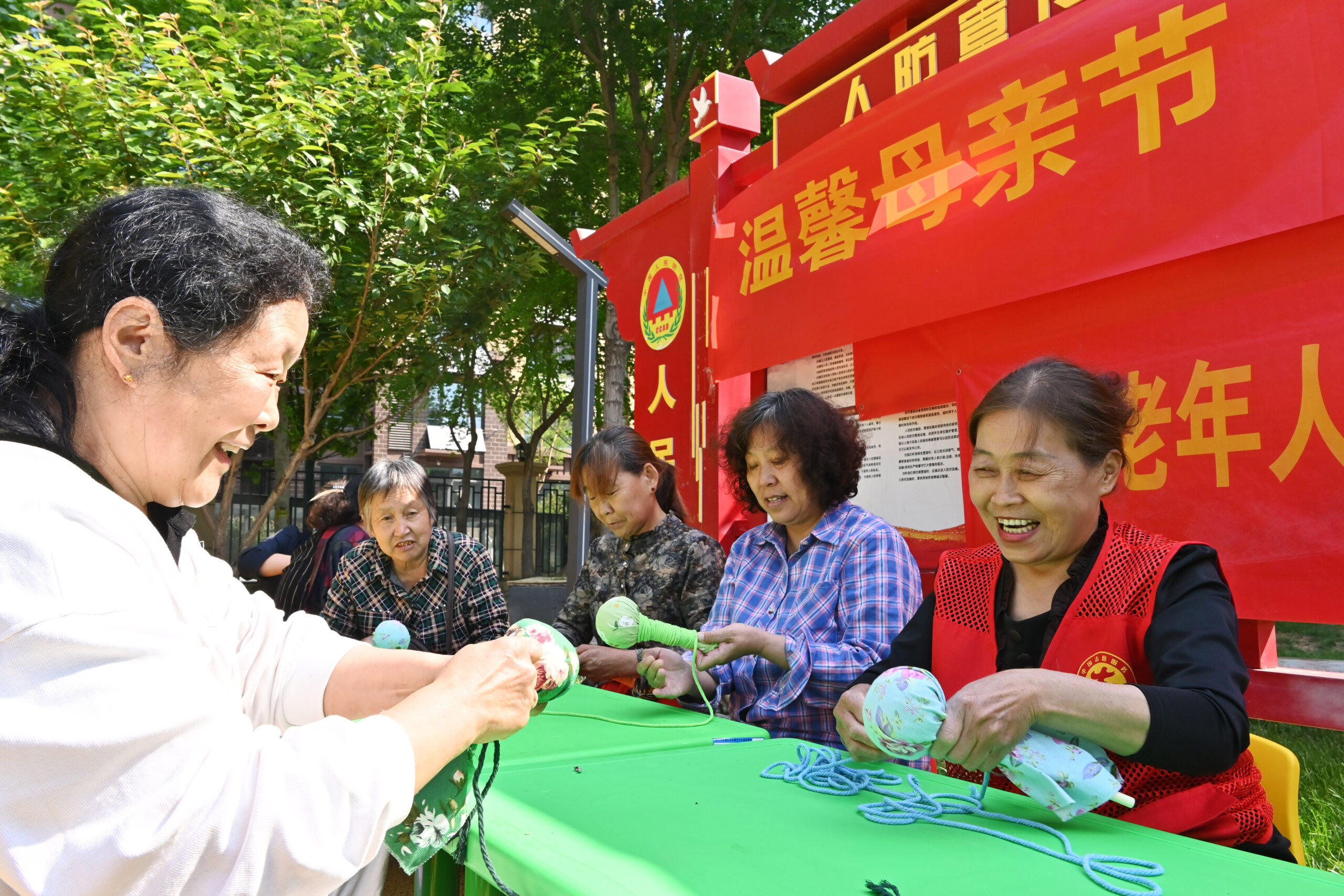 河北石家庄：志愿者开展迎母亲节暖心公益活动