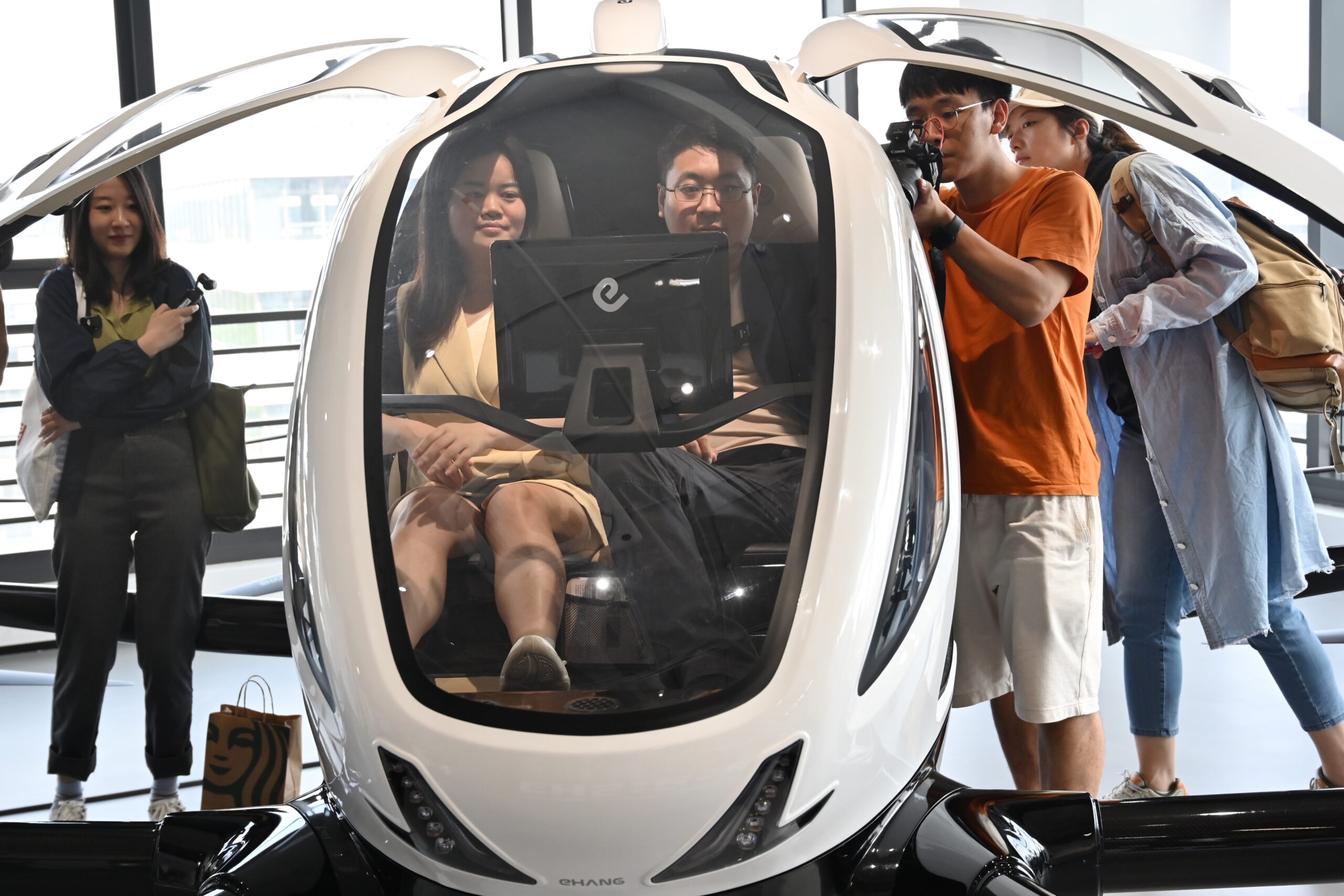 广东广州：无人驾驶航空器吸引媒体参观