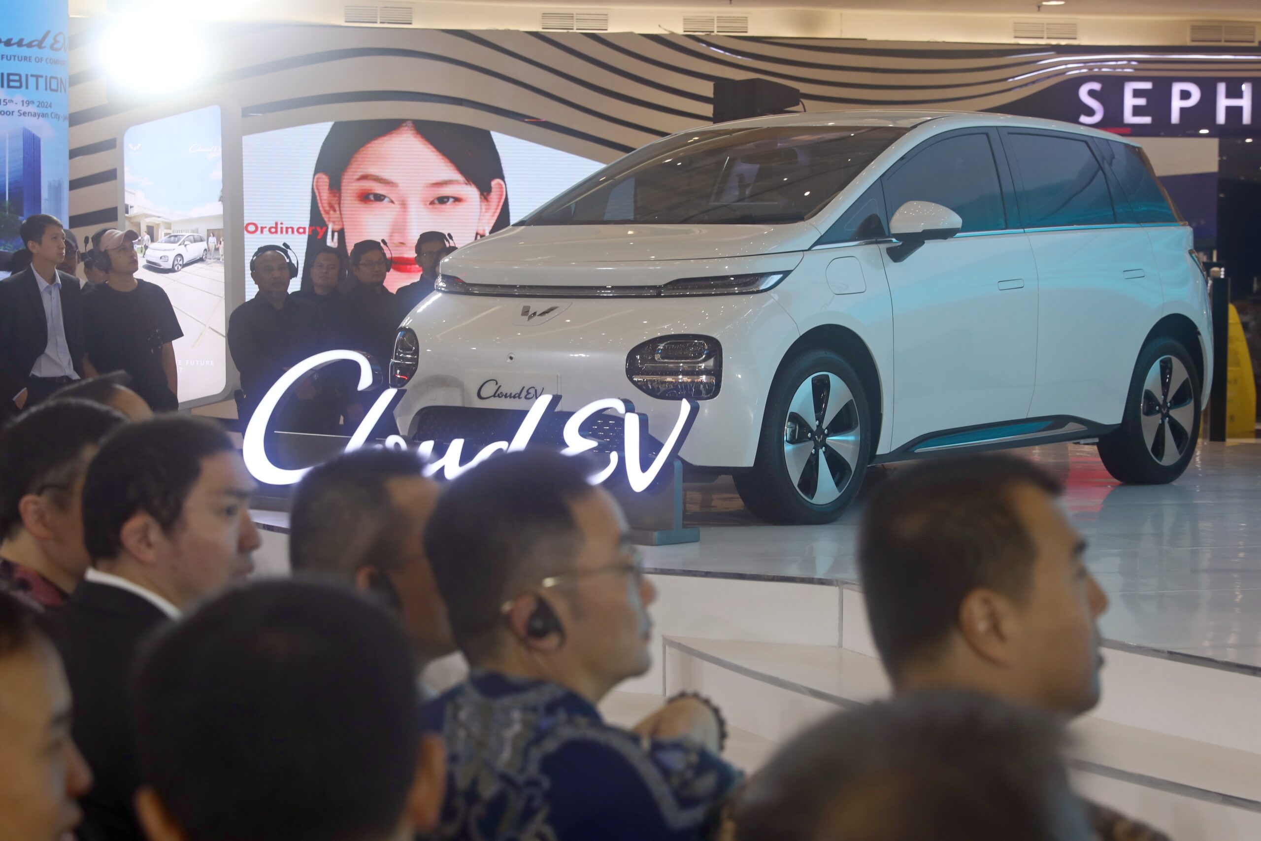 中国车企五菱在印尼发布新款电动车