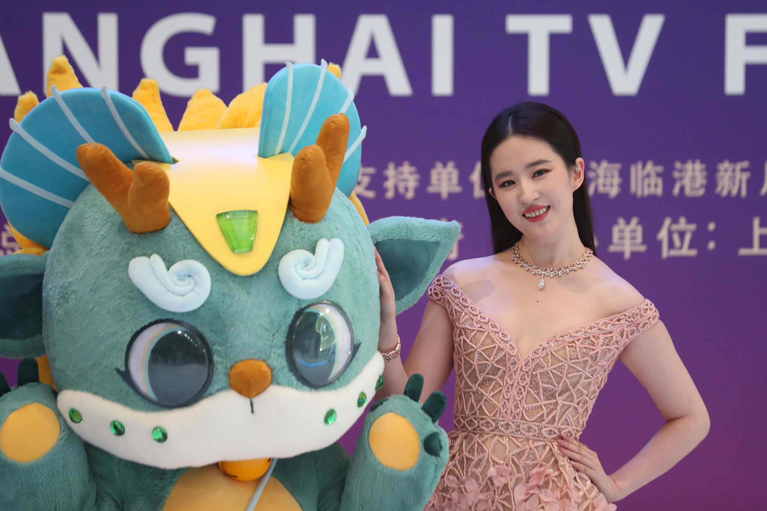 第29届上海电视节“白玉兰绽放”颁奖典礼暨红毯仪式举行