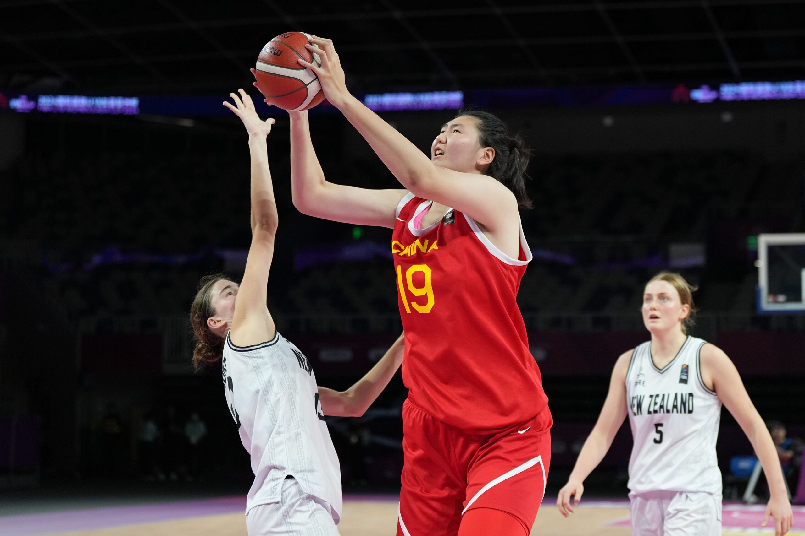 中国2.21米篮球女子天才张子宇首次在国际赛惊艳亮相