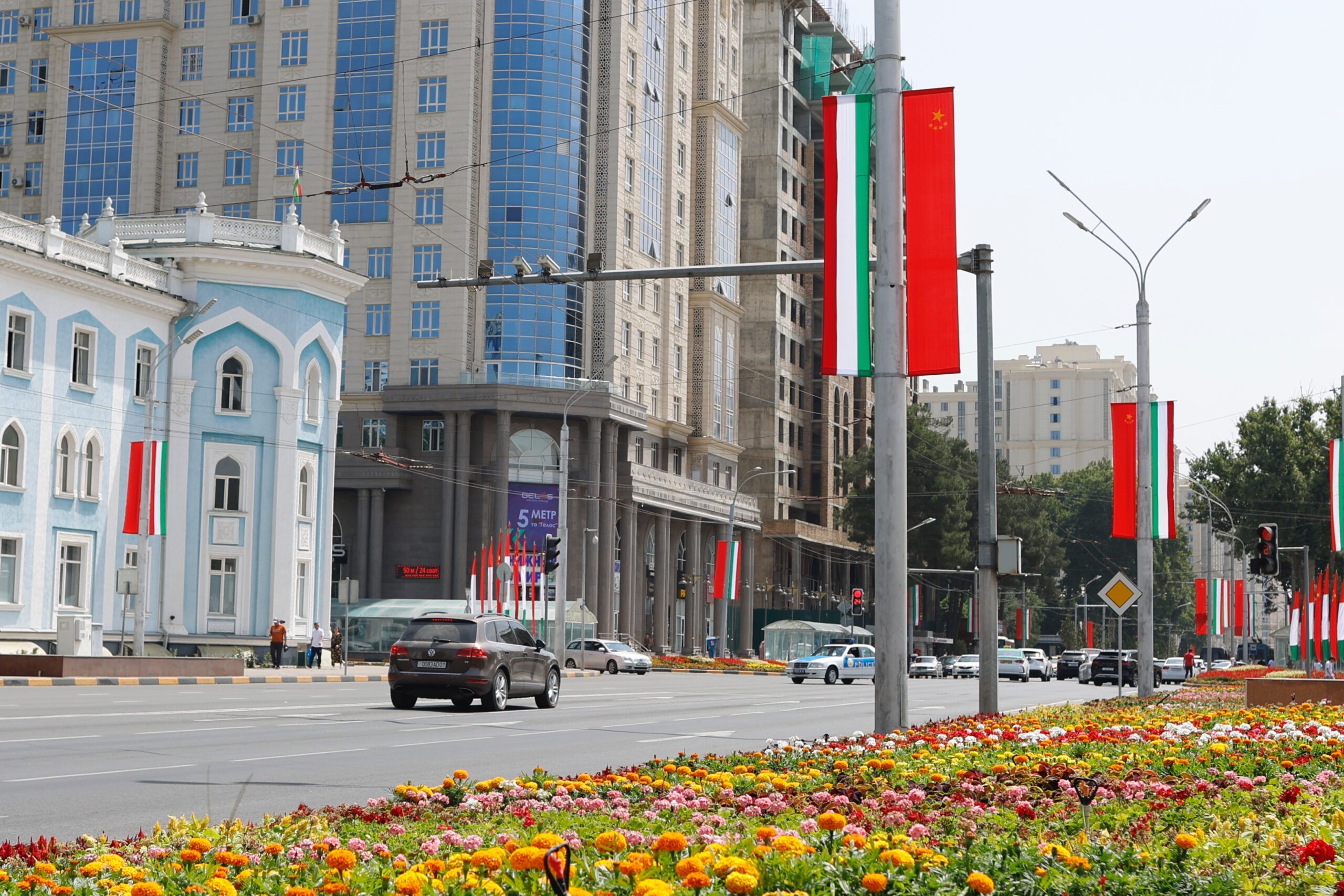 塔吉克斯坦首都杜尚别街道挂起中塔两国国旗