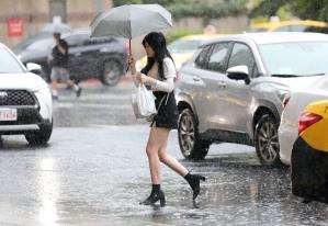 台北迎强降雨