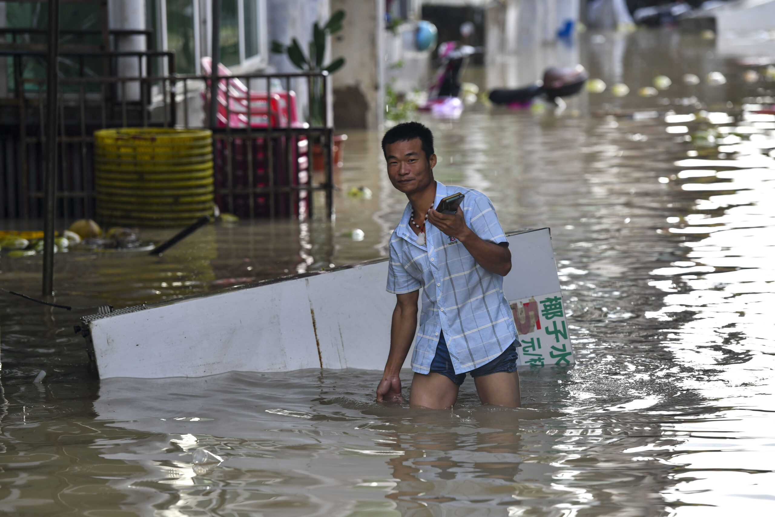 强降雨致海南三亚现内涝