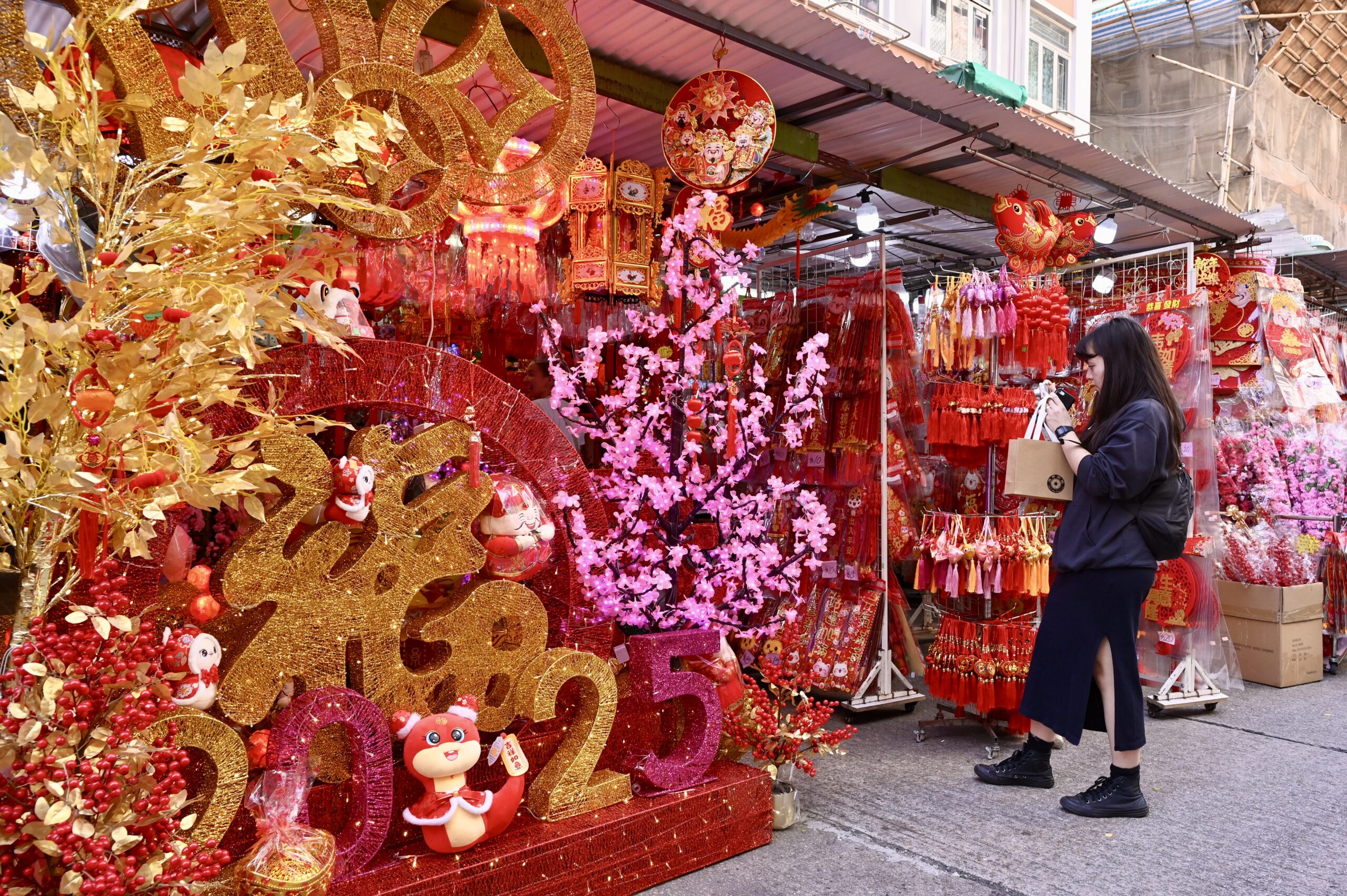 临近农历新年 香港民众到深水埗购买贺年装饰